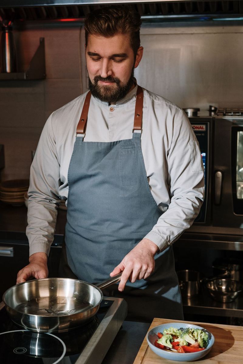Cantonese cuisine expert plating